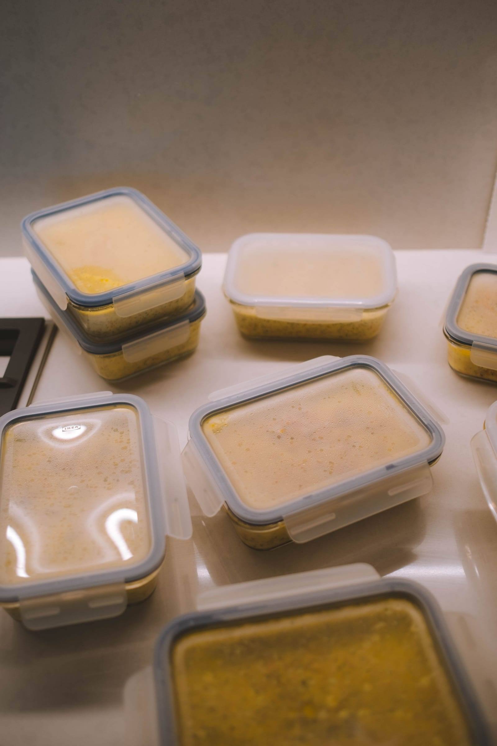 Mehrere Frischhaltedosen mit vorgekochter Suppe auf einem Tisch